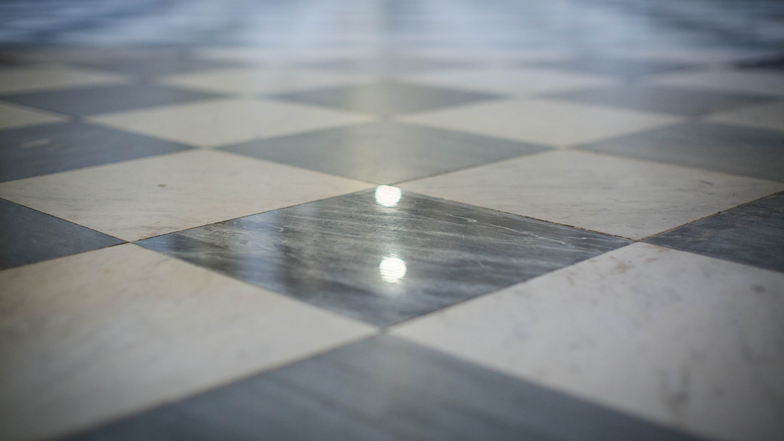 Frisch gereinigt glänzt der Fußboden der Hofkirche. Die Platten sind aus italienischem Marmor.