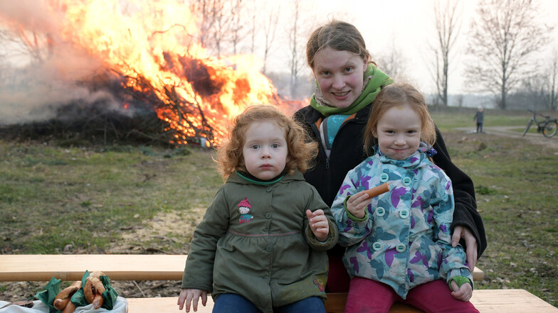 Kirsten Petzel und ihre Kinder Rahel und Alba aus Meinsberg bein Frühlingsfeuer.
