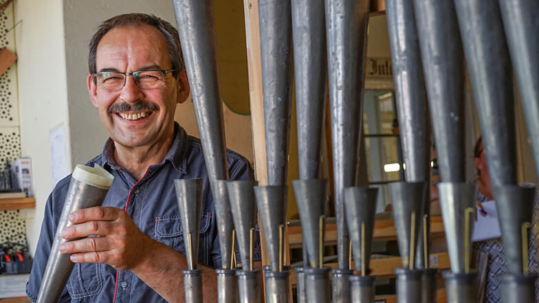 Wie aus kleinen und großen Pfeifen eine Orgel entsteht, können Besucher beim Tag der offenen Tür in der Bautzener Orgelbaufirma Eule unter anderem von Orgelbaumeister Christoph Kumpe erfahren.