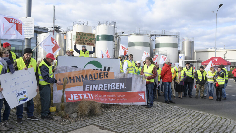 Vor dem Riesaer Ölwerk wurde am Dienstagnachmittag gestreikt.