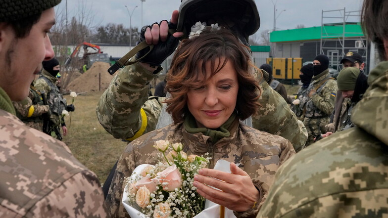 Hoffnungsschimmer im Horror: Lesia und Valerii, zwei Mitglieder der Territorialen Verteidigungskräfte der Ukraine, geben sich an einem Kontrollpunkt in Kiew das Ja-Wort.