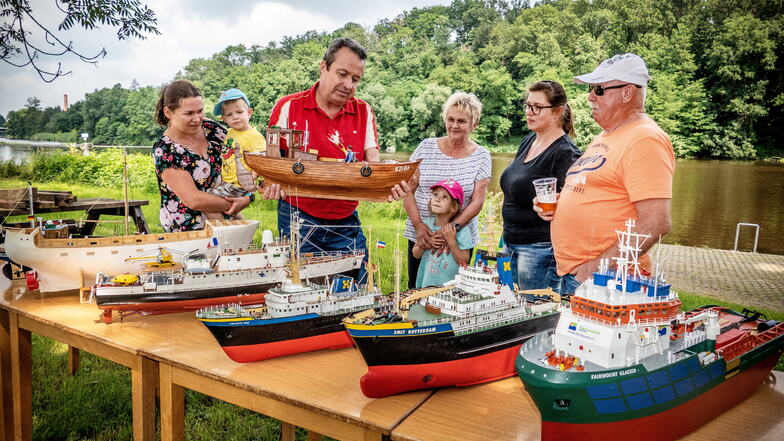 Dr. Michael Schuster (dritter von links) baut seit vielen Jahren Schiffsmodelle und zeigt den Besuchern sein neuestes Projekt, einen Fischkutter von der Insel Rügen.