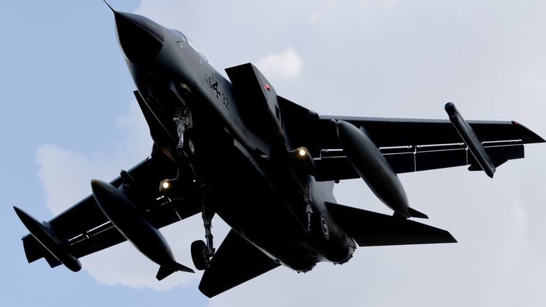 Ein Kampfflieger vom Typ Tornado flog in einer Höhe von gerade einmal 280 Metern über Riesa.