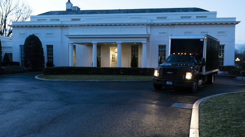 Am Morgen der Amtseinführung des designierten US-Präsidenten Biden fährt ein Umzugswagen vom Westflügel des Weißen Hauses weg.
