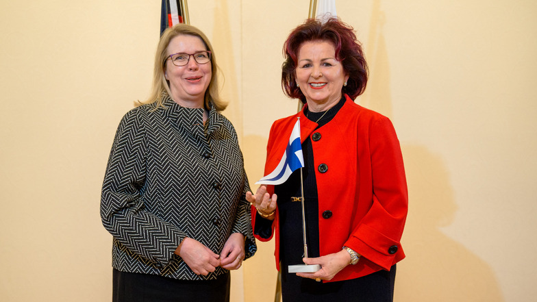 Die finnische Botschafterin Anne Sipiläinen gratulierte der neuen Honorarkonsulin Viola Klein. 