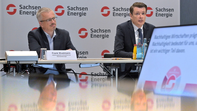Sachsen-Energie Vorstand Axel Cunow (r.) und der Leiter für Umweltschutz, Frank Wustmann, präsentieren ihr Dekarbonisierungskonzept.