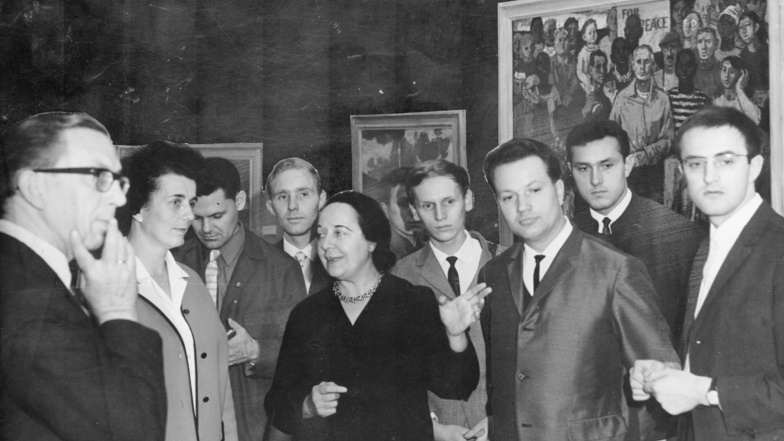 Lea Grundig (Mitte) war 1967 als Präsidentin des VBK der DDR zu einer Kunstausstellung in Dresden.