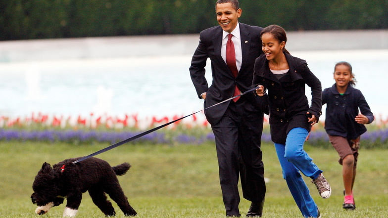 Malia und Sasha Obama spielen 2009 vor dem Weißen Haus mit Hund Bo.