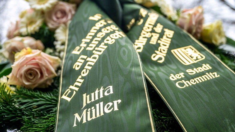 Ein Trauerkranz der Stadt Chemnitz steht bei der Trauerfeier für Jutta Müller am Grab.