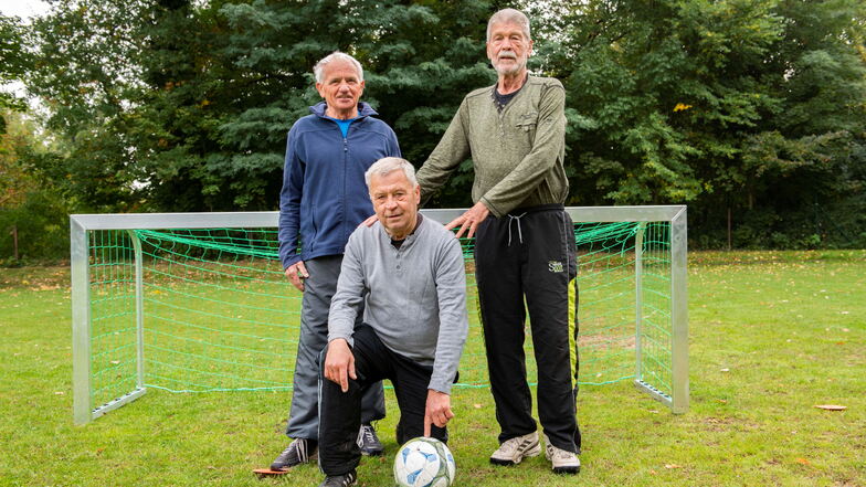 Siegfried Schoppa (l.) und Harald Mattke (r.) sind beide schon 80 Jahre und spielen mit Klaus Härtel (69), ehemals Stahl Riesa, jetzt Geh-Fußball beim GFV.