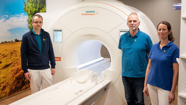 Die Ärzte Pawel Tomaszewski, Rainer Herold und Friederike Schlichting (v.l.) sind stolz auf das neue MRT-Gerät in der Lusatia Radiologie in Görlitz-Königshufen.