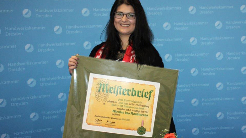 Am 23. November 2019 erhielt Rebecca Epperlein neben 274 weiteren Handwerkerinnen und Handwerkern ihren Meisterbrief bei der offiziellen Meisterfeier der Handwerkskammer Dresden.