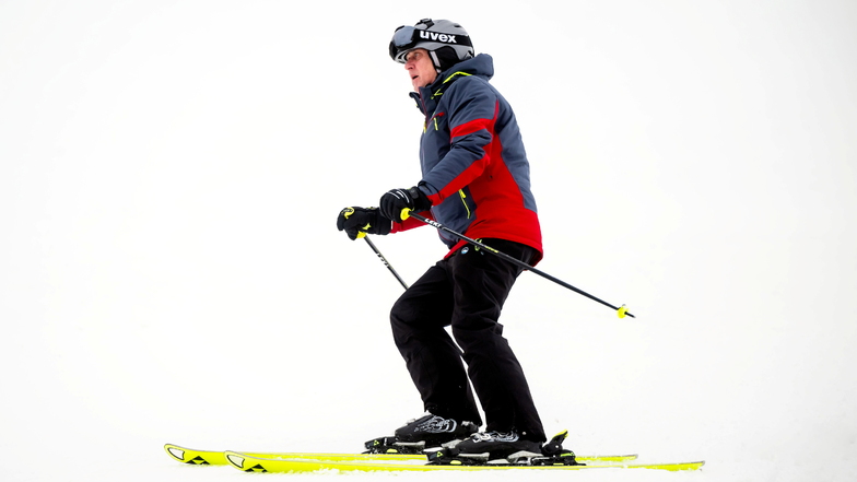 Karl Heinz Steyer aus Purschwitz schnallte sich am Dienstag die Ski unter die Füße und wagte in Rugiswalde die Abfahrt.