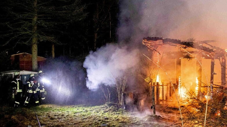Großharthau: Feuerwehrleute löschen Laubenbrand