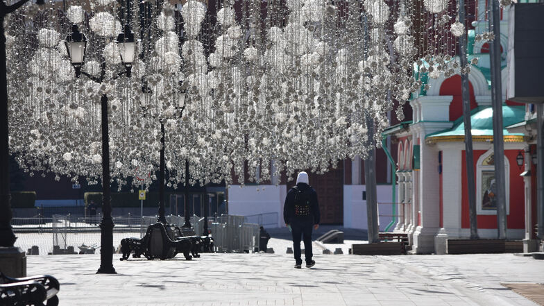 Kaum Menschen sind derzeit in der beliebten Touristenmeile in der russischen Hauptstadt Moskau zu sehen, die zum Roten Platz führt. Normalerweise laufen Passanten mitunter dicht gedrängt die Nikolskaja Straße auf und ab.
