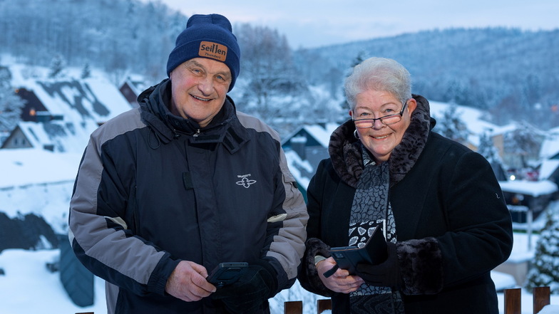 Für schöne Fotos aus Seiffen haben Wolf-Dieter und Sylvia Ziethen bei ihren Besuchen das Handy immer griffbereit. So halten sie knapp 4.000 Seiffen-Fans bei Facebook immer auf dem Laufenden über ihren Sehnsuchtsort.