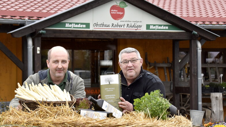 Robert Rüdiger (li.) bietet in seinem Hofladen seit langem Waren einheimischer Produzenten an. Am Samstag gibt es den ersten Beelitzer Spargel. Mit dabei: Michael Landgraf mit seinem eigenen Olivenöl.