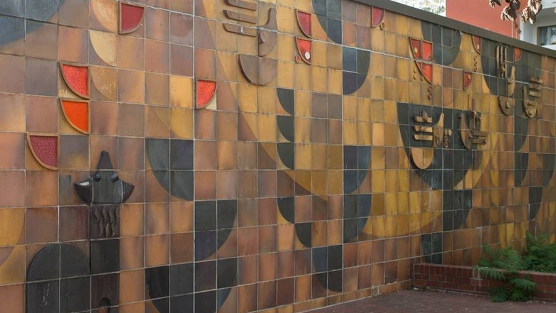 Gerhard Bondzin entwarf den „Weg der Roten Fahne“ und auch das Mosaik am Club Passage, das thematisch die Gottfried-Keller-Fabel „Fuchs und Trauben“ aufgreift.