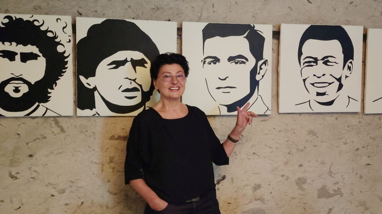 Regine Siegert-Henn zeigt auf das Porträt eines Fußballers zwischen den Legenden Maradona und Pelé. Wer ist das?