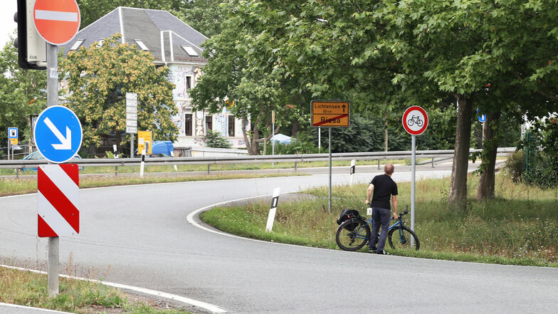 Für manchen Radfahrer ist die Wegeführung nahe der Riesaer Elbbrücken irritierend - so wie hier für den Geschäftsführer des ADFC Sachsen, Konrad Krause bei einem Test im Jahr 2017. Stadt und Land arbeiten jetzt an einer baulichen Lösung.