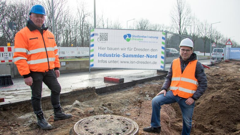 Heiko Nytsch (l.) und Rainer Aurin vom Projektteam der Stadtentwässerung leiten die Arbeiten am neuen Industriesammler Nord. An den werden künftig die Mikroelektronikfirmen im Dresdner Norden angeschlossen.