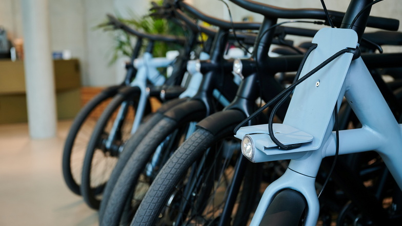 Nur echt mit dem markanten Oberrohr: E-Bikes der  niederländischen Marke VanMoof sind schick, bereiten ihren Besitzern derzeit aber Sorgen.