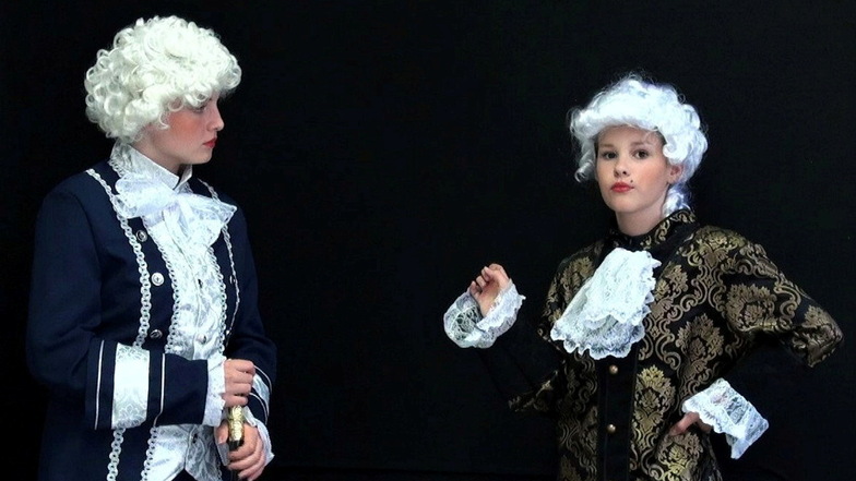 Schüler der Pestalozzi-Oberschule Meißen beim Dreh ihres Märchenstücks "Des Kaisers neue Kleider". Im Herbst soll ihr Werk in der Aula gezeigt werden.