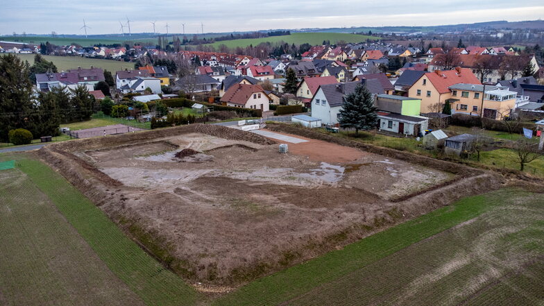 Das neue Spielplatzgelände in Pommlitz aus der Luft. Das Erdreich ist zu einem Wall aufgeschoben worden. Die Erschließungsarbeiten haben den Bau deutlich verteuert.