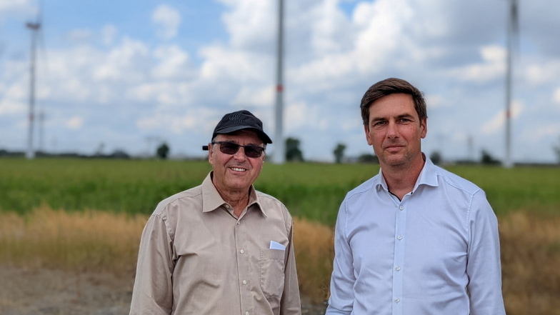 Der stellvertretende Landrat Andreas Herr und Martin Schramm von Sachsen-Energie bei der Besichtigungstour der Energieschwerpunkte der Region. Hier am Windpark Streumen.