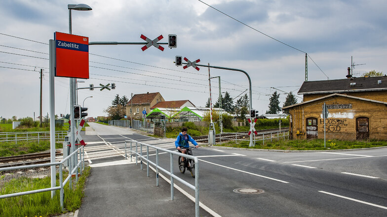 Vom Haltepunkt Zabeltitz bis zum Dorfeingang wird auf 1,1 Kilometern die Straße saniert.