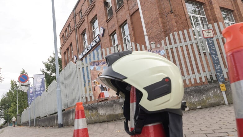 Feuerwehrleute riegelten am vergangenen Freitag das Gelände der Teigwaren Riesa ab. Dort hatte es einen Unfall mit Blausäure gegeben.