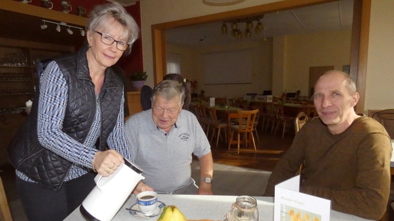 Vereinsvorsitzender Klaus Liebsch (r.), seine Frau Doreen Liebsch und Horst Kronsbein freuen sich über die Spreeperle als Ort der Geselligkeit in ihrem Dorf.