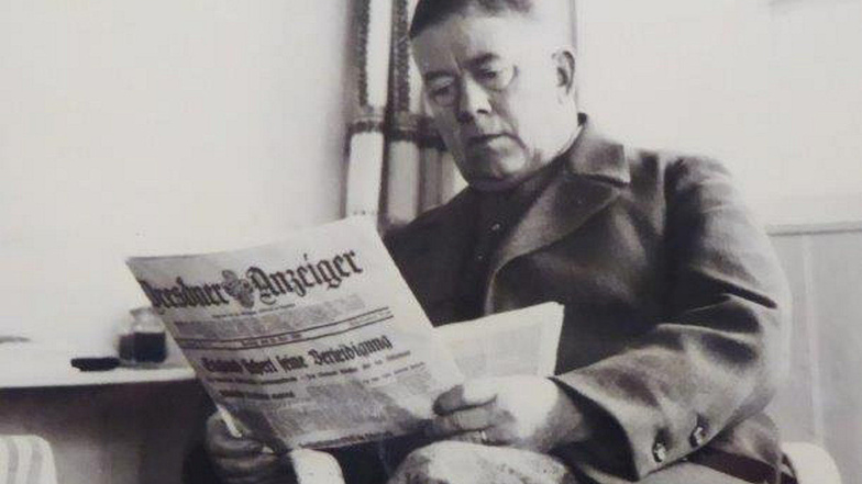 Gustav Kuhfahl 1938 bei der Lektüre
des Dresdner Anzeigers.