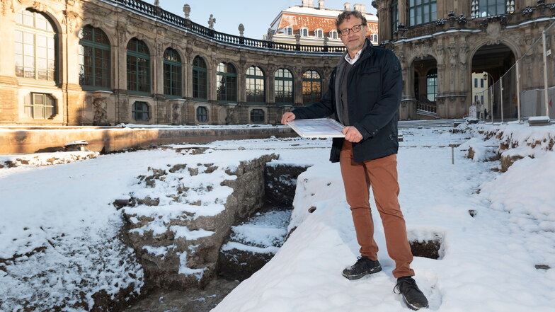 Grabungsleiter Hartmut Olbrich auf der Fläche vor der Bogengalerie M, auf der die Überreste von drei alten Stadtmauern freigelegt wurden. Es gibt keine andere Stelle in Dresden, an der sie noch so erhalten sind.