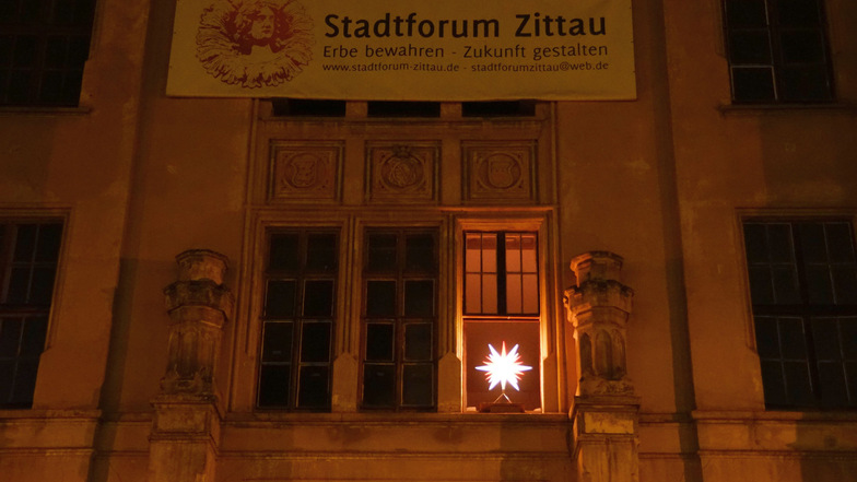 Der Herrnhuter Stern leuchtet an einem Fenster der Mandaukaserne.