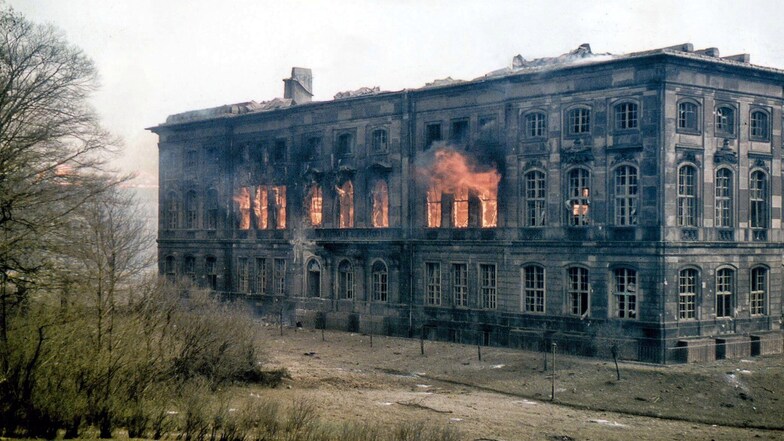 Das Japanische Palais brannte noch, als der Reichsbahn-Fotograf Walter Hollnagel am 15. Februar 1945 durch das zerstörte Zentrum Dresdens ging.