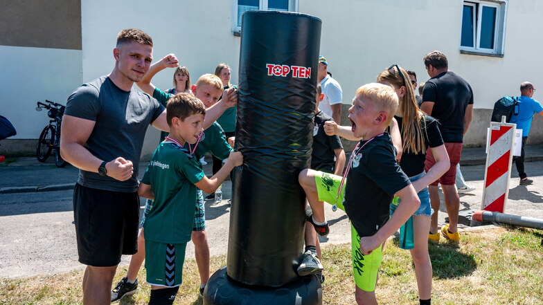 Das Team von Solemed Fitness Leisnig stellt beim Sommerfest seine Angebote für Fitness und Reha vor. Nach einer zurückliegenden Präsentation hat der Verein einen Jugendkurs für Kickboxen aufgebaut.