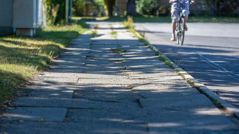 Besser auf dem Rad als zu Fuß: Der Weg in Pirna-Copitz, der einer SZ-Leserin zum Verhängnis wurde.