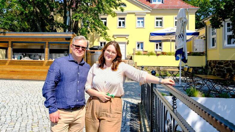 Vater und Tochter, Besitzer und Geschäftsführerin Michael Guselt und Eleonora Guseletova auf der Terrasse vorm frisch sanierten Pfeiffer.