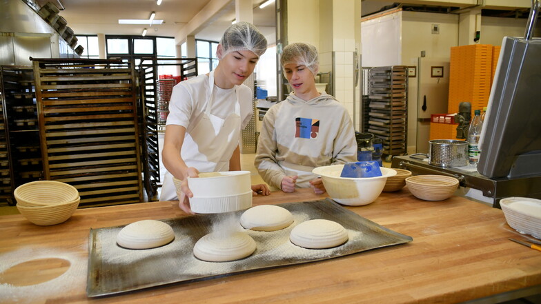 Die Freunde Ilyan und Adrian beim Brotbestäuben. Ob sie sich tatsächlich auch beruflich für das Bäckerhandwerk entscheiden werden?
