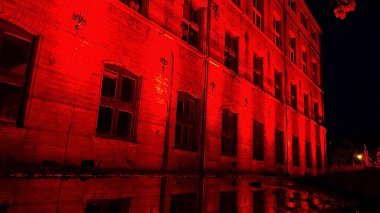 Die Kulturfabrik Schönbach zeigt sich in der Signalfarbe rot.