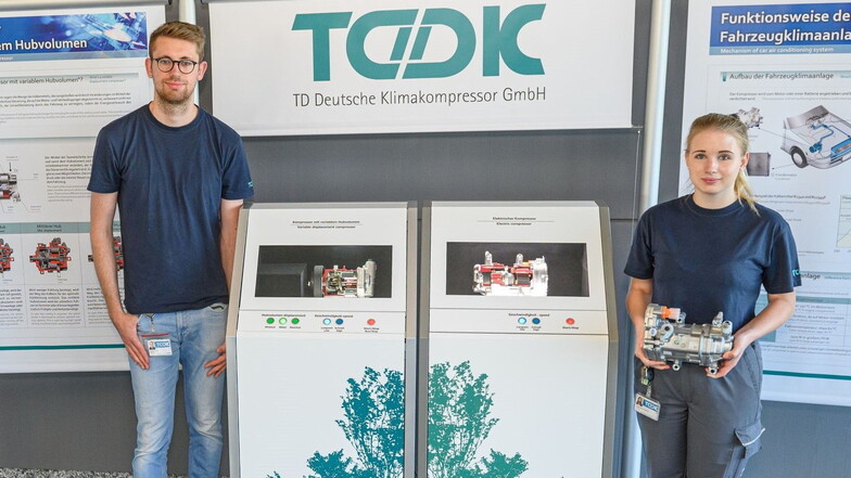 Ingenieurstudent Franz Jurjanz und Mechatronik-Azubi Patricia Gesellmann stellen am Sonnabend beim öffentlichen TDDK-Azubitag das von ihnen selbst gebaute Modell eines Elektrokompressors vor.