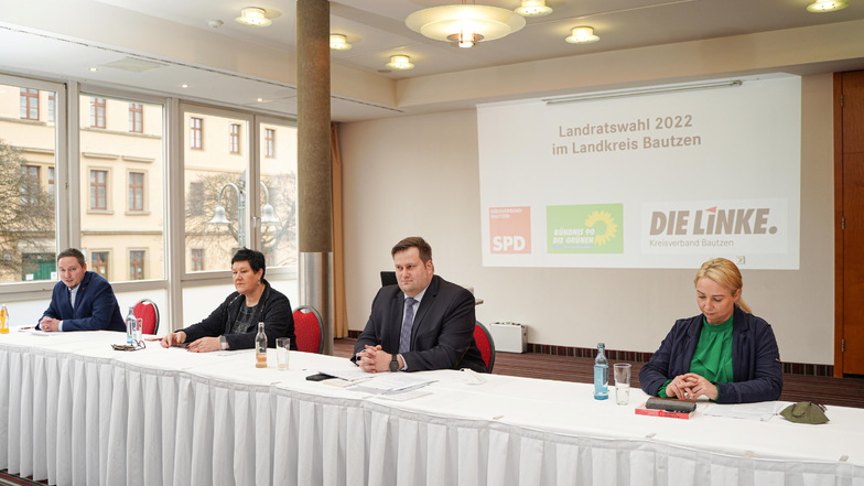 Präsentieren ihren gemeinsamen Kandidaten Alex Theile (2.v.r.) zur Landratswahl am 12. Juni: Silvio Lang von den Linken, Kathrin Michel von der SPD (2.v.l.) und Susann Kolba von den Grünen.
