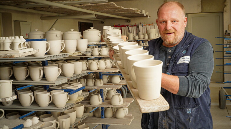 Mindestens 14 Tage, sagt Töpfermeister Karl Louis Lehmann junior, muss Keramik trocknen, bevor es zum zweiten Verarbeitungsschritt geht. Die Ware, die zum Töpfermarkt in Neukirch verkauft wird, ist also schon vor ein paar Wochen entstanden.