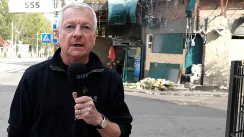 Der angekündigte Auftritt des Journalisten Patrik Baab (hier vor einem zerstörten Gebäude in Donezk) in einer städtischen Veranstaltungsreihe in Kamenz sorgt für Kritik.
