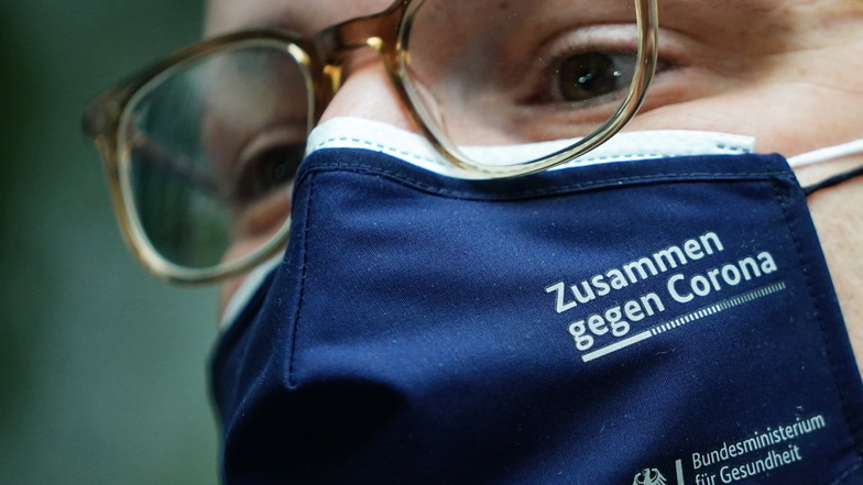 Nun soll auch in Hausarztpraxen geimpft werden - doch warum so spät? Gesundheitsminister Jens Spahn (CDU) hofft auf stabile Lieferung - und große Impfbereitschaft.