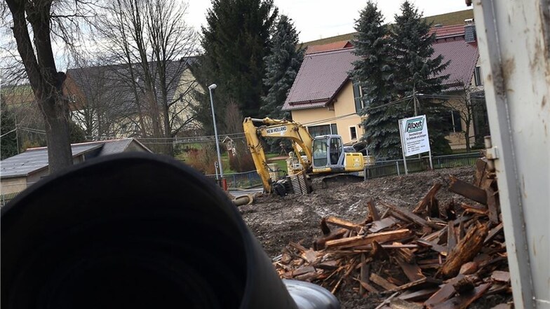Auch in Großerkmannsdorf (oben) wird ein kleines Baugebiet an der Hauptstraße vorbereitet.