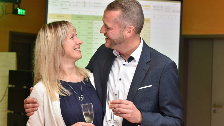 Sven Gleißberg feierte am Sonntag zusammen mit seiner Frau Cindy und zahlreichen Unterstützern seinen Sieg im zweiten Wahlgang der Glashütter Bürgermeisterwahl.