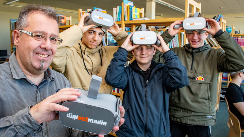 Praxisberater Uwe Schöffel mit Schülern der 8. Klasse der Oberschule Am Holländer. Mit sogenannten VR-Brillen werden den Jugendlichen Berufe vorgestellt.