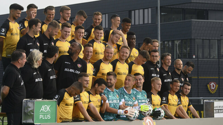 Die neue Mannschaft steht - oder sitzt, wie hier beim Fototermin. Was ist drin für Dynamo in der 3. Liga?